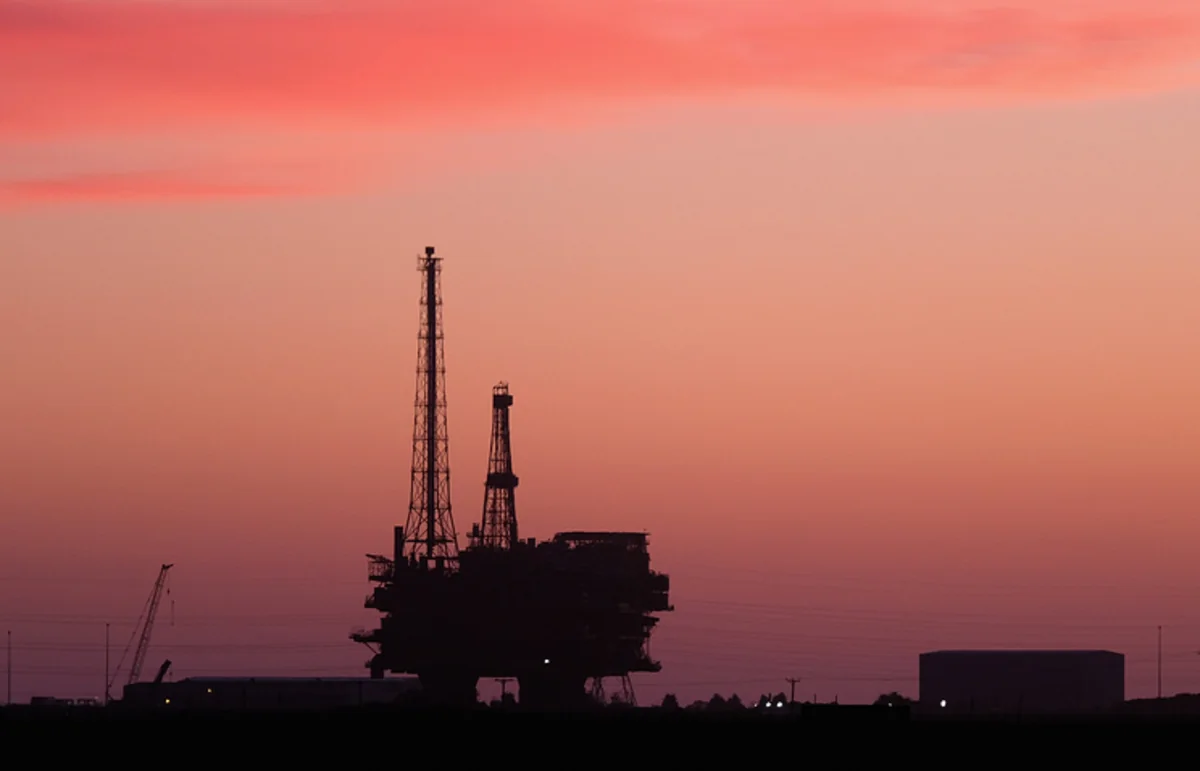 Brent markalı neftin bir barelinin qiyməti 63 dolları ötüb