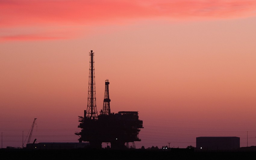 Brent markalı neftin bir barelinin qiyməti 63 dolları ötüb