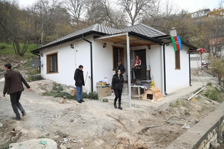 Gənclik və qocalığın kəsişməsindəki zaman dayanacağı: Laçında 30 illik fasilədən sonrakı həyat - REPORTAJ