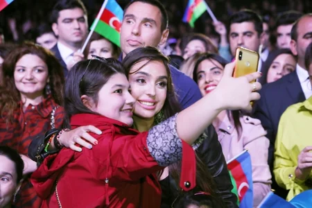 Heydər Əliyev Mərkəzinin parkında Müstəqillik Günü münasibətilə konsert olub