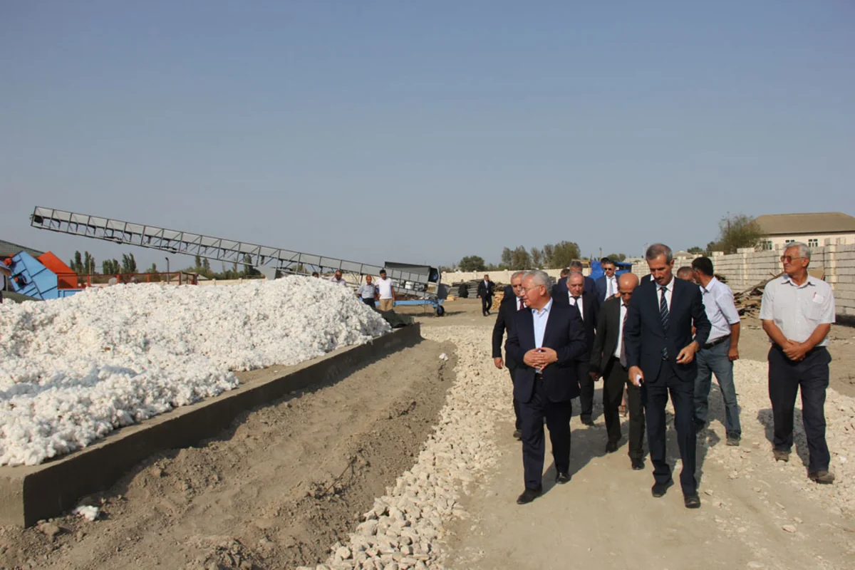 Kənd təsərrüfatı naziri Salyanda yeni istifadəyə verilmiş pambıq qəbulu məntəqəsində olub