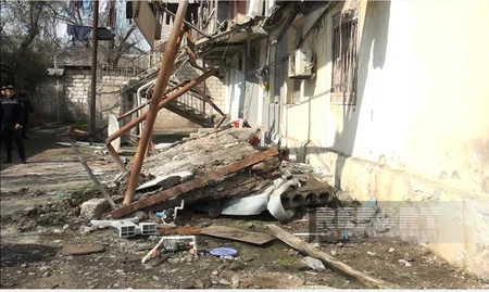 Bərdədə dağıntı altında qalan qadın xilas olunub, bina sakinləri təxliyə edilib - VİDEO - YENİLƏNİB