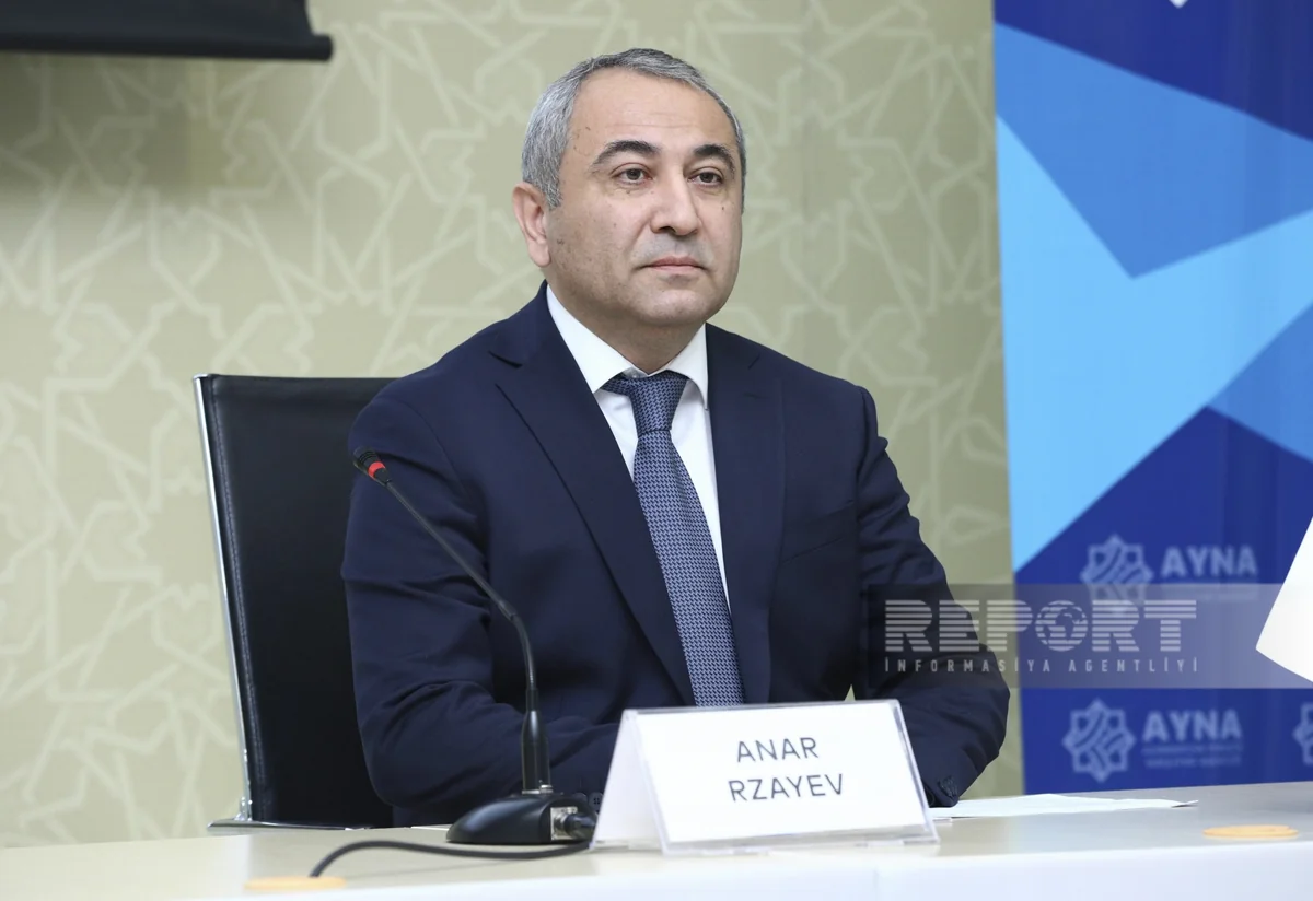 Anar Rzayev: Bakıda xətlərə əlavə 200 avtobus buraxılıb