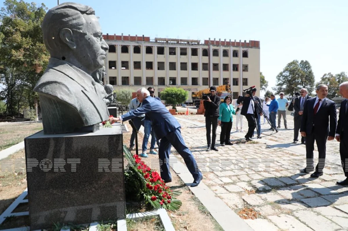 Azerbaijani cultural figures view “shot statues” 