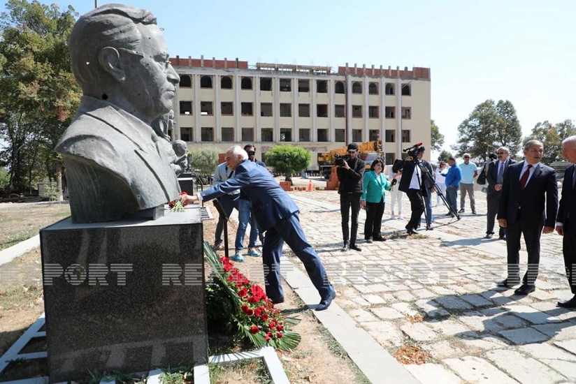 Mədəniyyət xadimləri Güllələnmiş heykəlləri ziyarət ediblər
