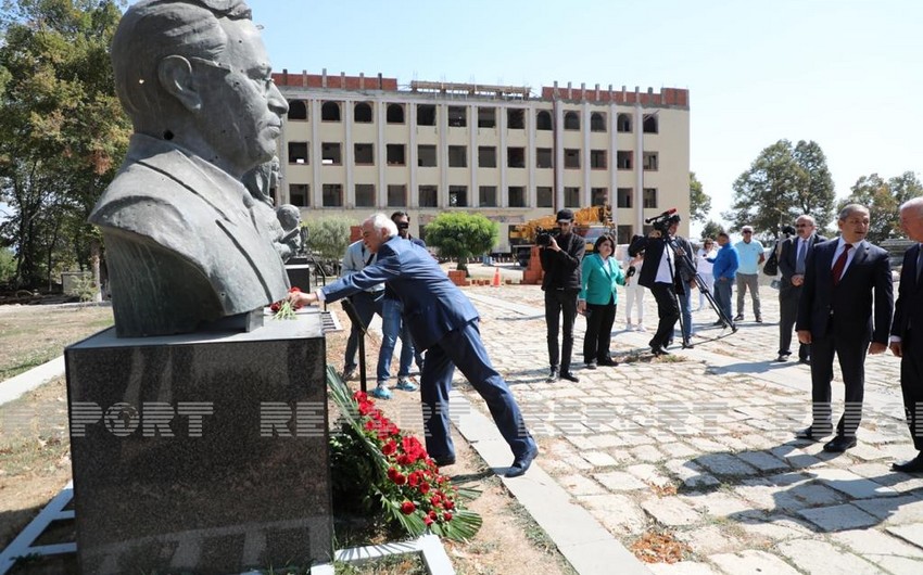 Mədəniyyət xadimləri Güllələnmiş heykəlləri ziyarət ediblər