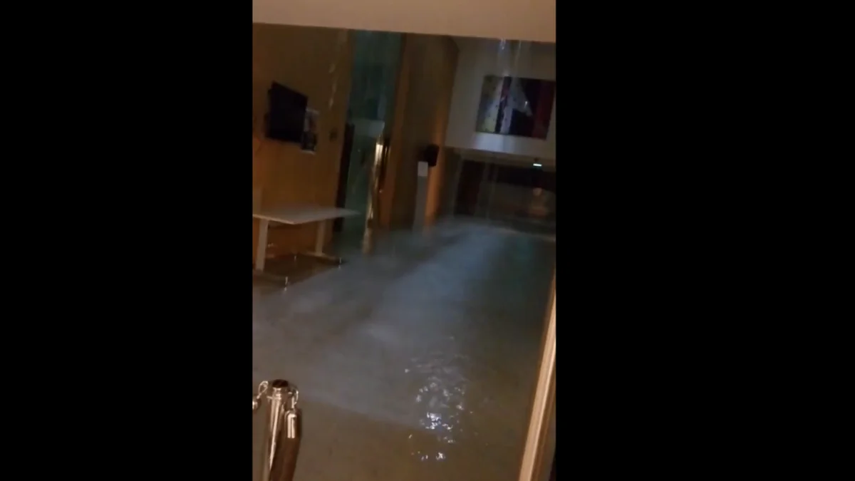 Fransa parlamentini su basıb