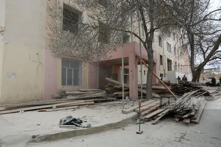 Bakı Avropa Liseyinin köhnə binasının söküntüsü dayandırılıb