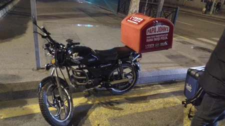 Bakıda motosikletlə avtomobil toqquşdu, xəsarət alan var - FOTO