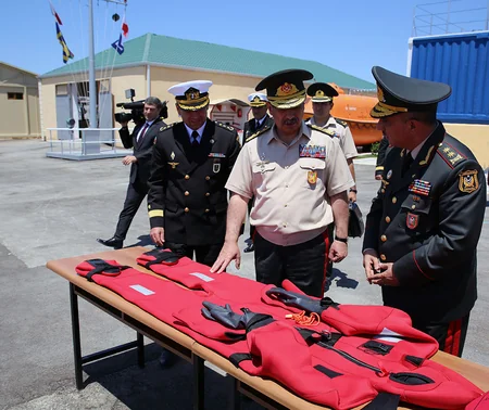 Министр обороны посетил Учебно-тренировочный комплекс на базе Военно-морских сил