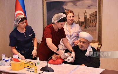 Allahşükür Paşazadə Aşura günü ilə bağlı qan verib - YENİLƏNİB