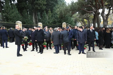 Azərbaycan xalqı Fəxri xiyabanda Ümummilli Liderin məzarını ziyarət edir