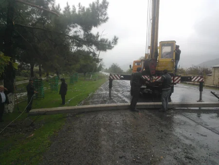 Balakəndə 4 beton elektrik dirəyi magistral yola aşıb, elektrik enerjisinin verilməsində məhdudiyyətlər yaranıb