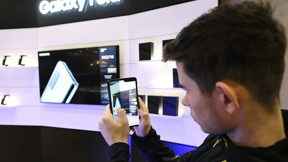 Smartphone screens will 'heal' their own cracks, researchers say