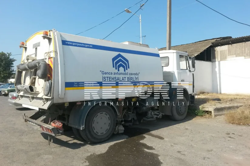 Azərbaycanda zibil maşını süpürgəçini vurub - FOTO