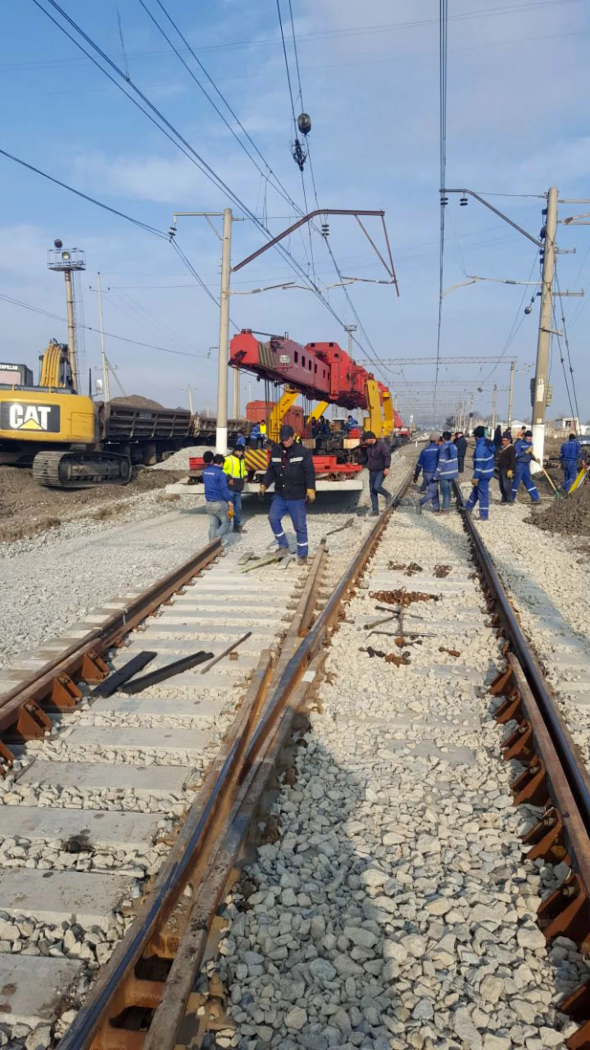 Qaradağ dəmir yolu stansiyasında yeni yoldəyişən quraşdırılır