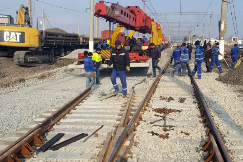 Qaradağ dəmir yolu stansiyasında yeni yoldəyişən quraşdırılır