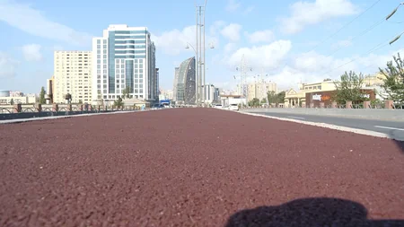Bakıda qırmızı rəngdə yol çəkilib