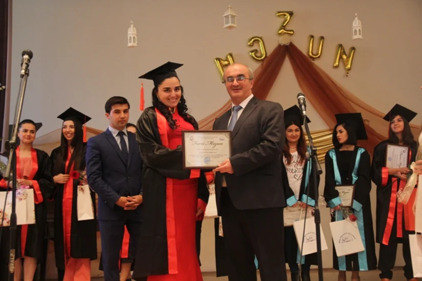 ​BSU rektoru məzunları mükafatlandırıb