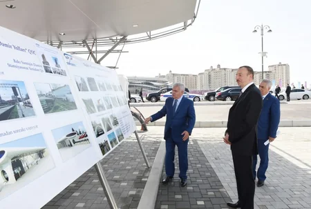 ​Prezident İlham Əliyev Bakıya gətirilən yeni elektrik qatarı ilə tanış olub