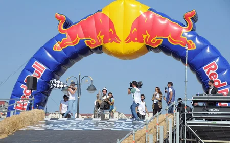 Heydər Əliyev Mərkəzinin qarşısında Red Bull Soapbox” yarışı keçirilib