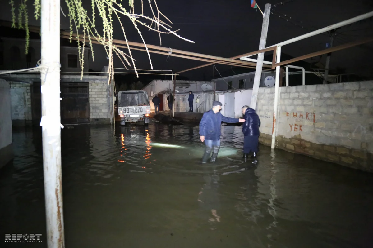 Bakıda borunun partlaması nəticəsində 30-a yaxın ev su altında qalıb, sakinlər təxliyyə ediliblər - VİDEO - YENİLƏNİB