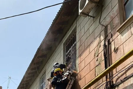 Bakıda ikimərtəbəli yaşayış binasında yanğın olub, 3 nəfər xilas edilib
