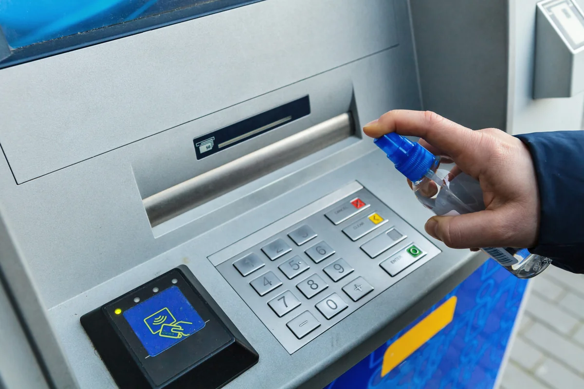 Bakıdakı bankomatların yanında dezinfeksiya qabları quraşdırılır