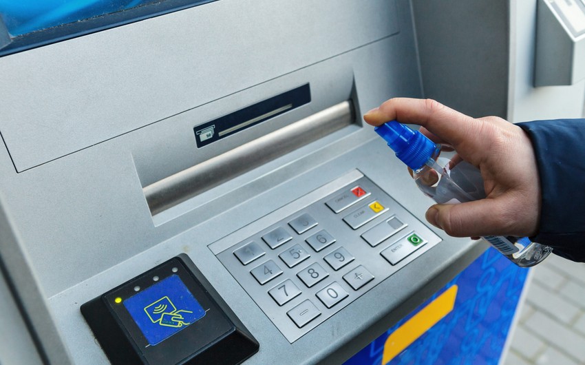 Bakıdakı bankomatların yanında dezinfeksiya qabları quraşdırılır