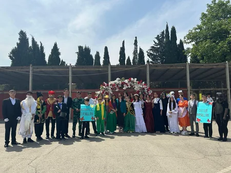 156 nömrəli orta məktəbin şagirdləri dünya və Azərbaycan ədəbiyyatından hissələri səhnələşdiriblər