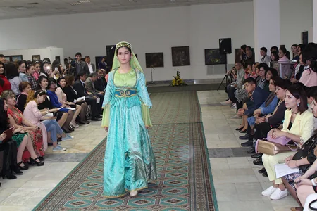 Özbəkistanda Qarabağ geyimlərinin sərgisi keçirilib