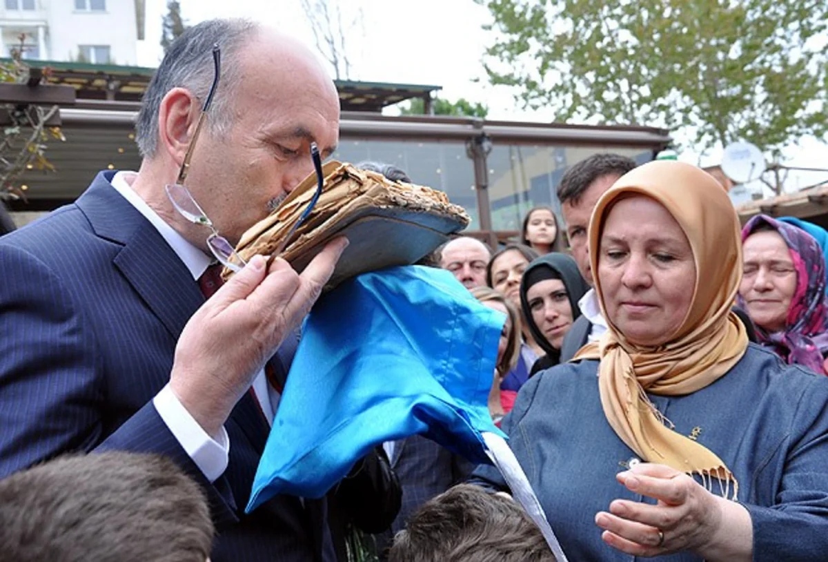 ​Çanaqqala şəhidinin Quran kitabı nazirə hədiyyə edilib