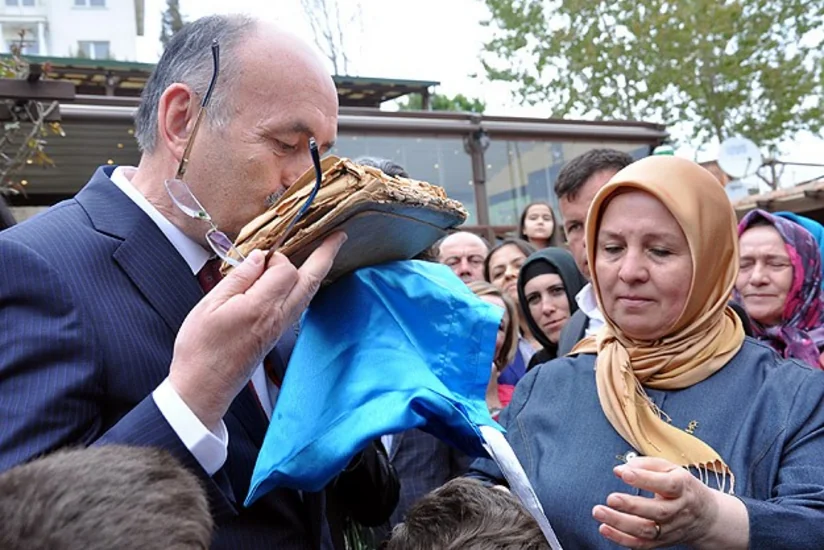 ​Çanaqqala şəhidinin Quran kitabı nazirə hədiyyə edilib