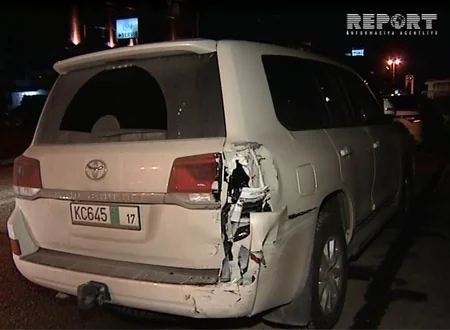 В Баку Мерседес протаранил автомобили, ожидающих зеленого сигнала светофора - ФОТО