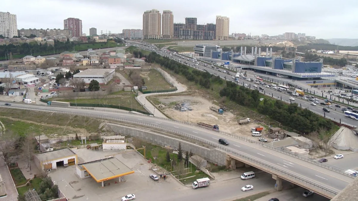 Bakıda sıxlıq yaşanan daha bir yol yenidən qurulur