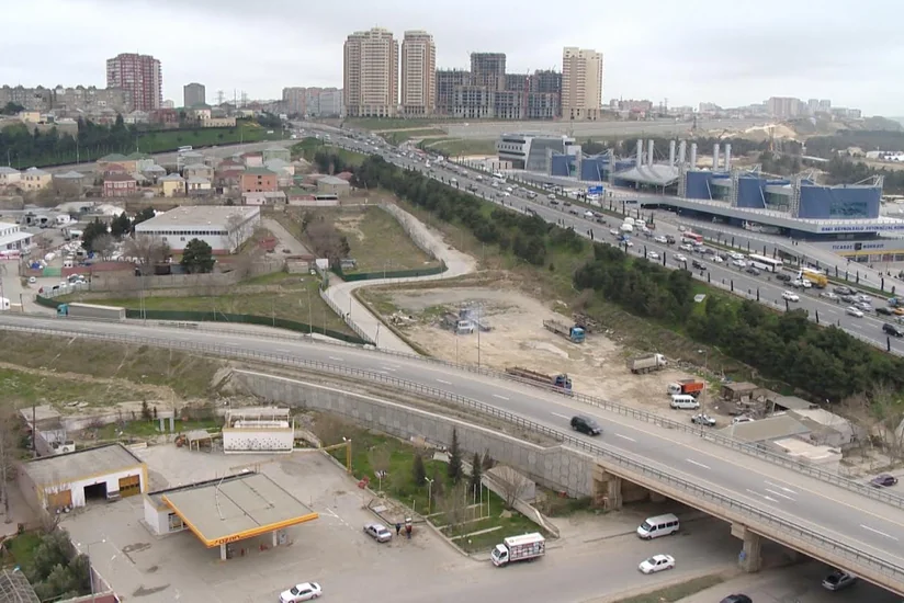 Bakıda sıxlıq yaşanan daha bir yol yenidən qurulur
