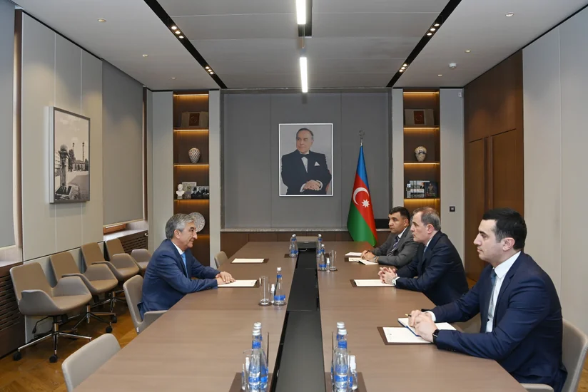 Глава МИД Азербайджана принял посла Таджикистана
