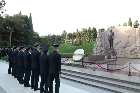 Kamran Əliyev prokurorluq işçilərinin peşə bayramı münasibətilə Fəxri xiyabanı ziyarət edib