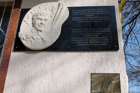​Daşkənddə azərbaycanlı rəssam Yusif Hüseynovun yaşadığı evin qarşısında barelyefinin açılışı olub