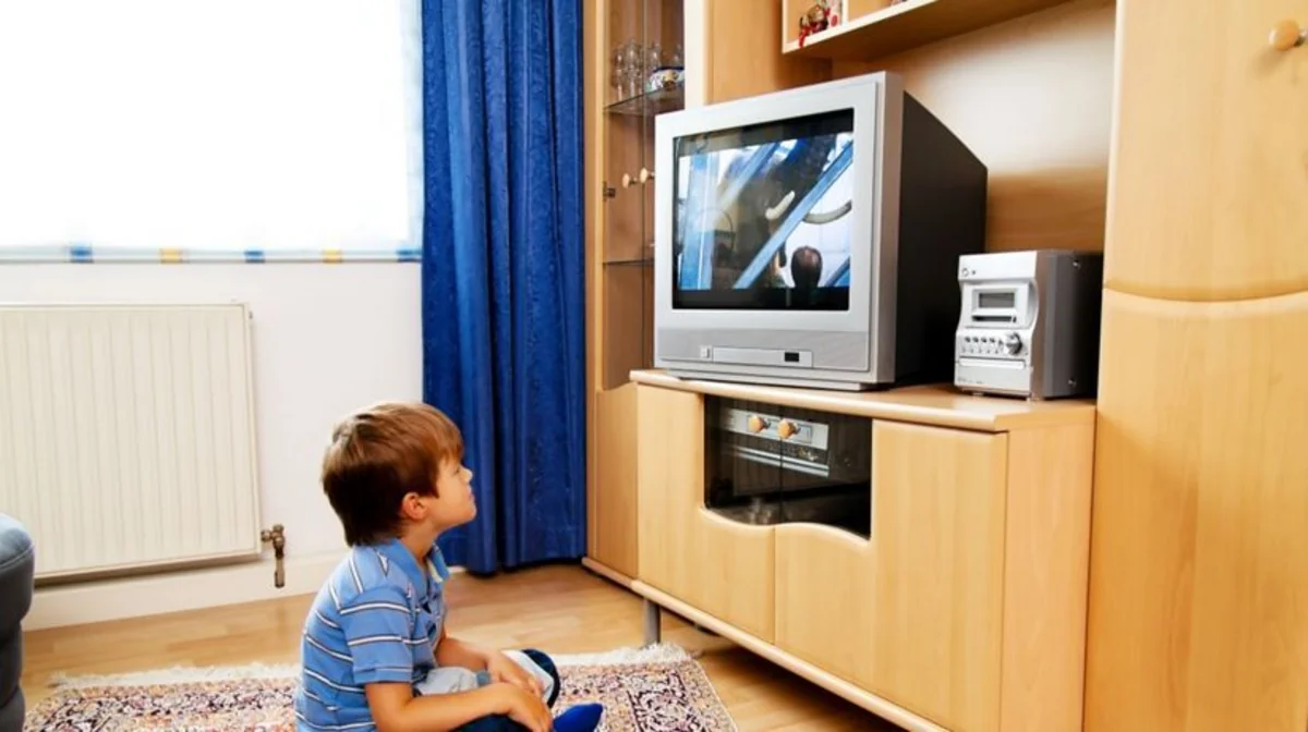 Bərdədə 7 yaşlı uşağın üzərinə televizor düşüb