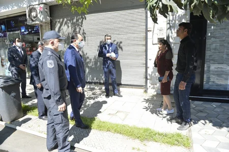 İcra başçısı və polis sakinlərə tibbi maska paylayıb - VİDEO