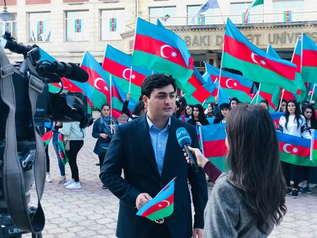 BDU-nun tələbələri Üç rəngin kölgəsində! adlı fləşmob keçiriblər