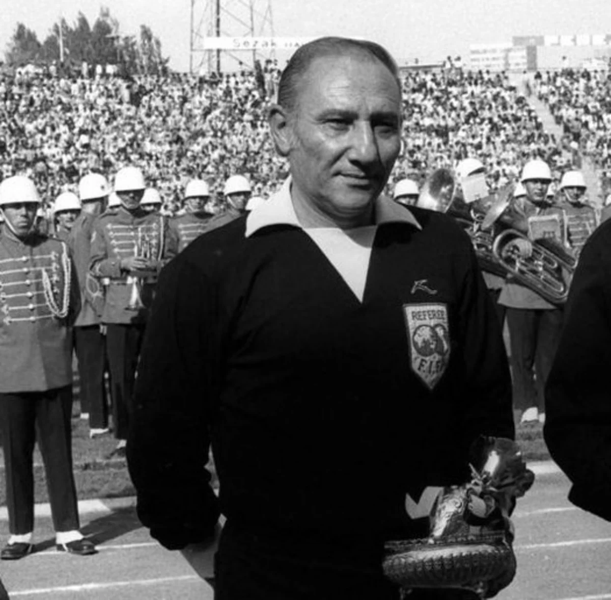 Judge showing first red card in history of world championships died
