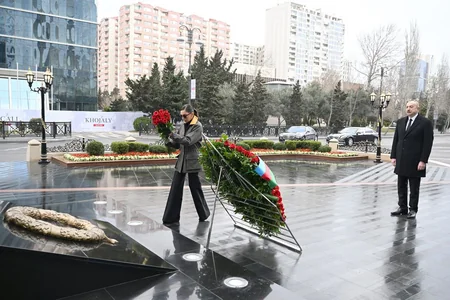 İlham Əliyev və Mehriban Əliyeva Xocalı soyqırımı abidəsini ziyarət ediblər