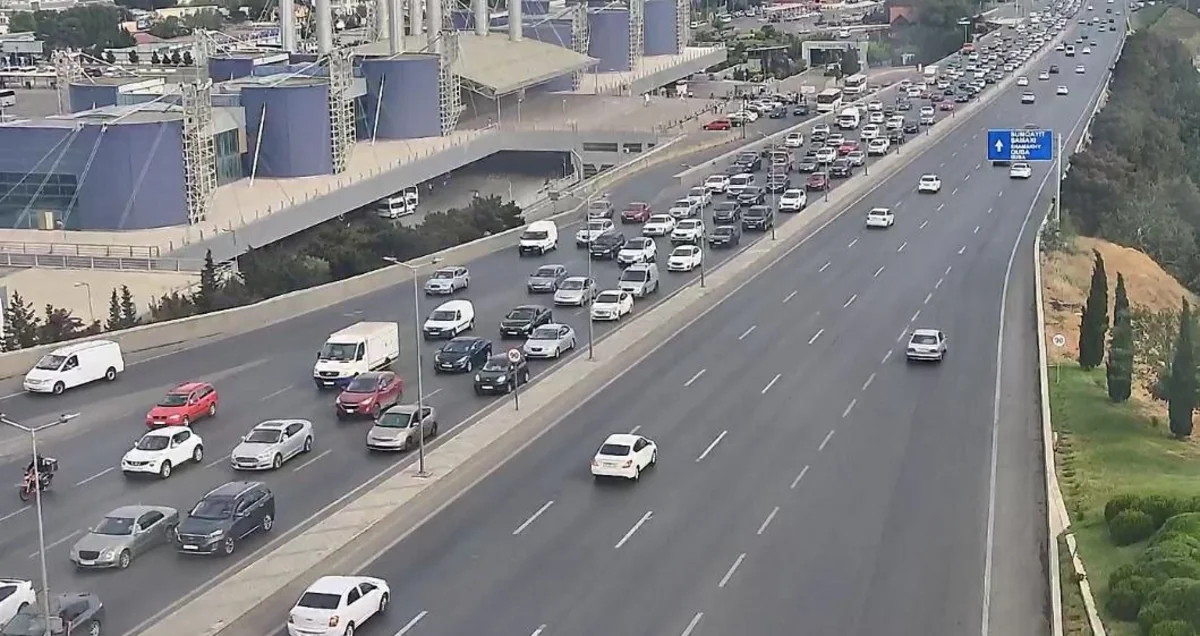 Bakının bəzi yollarında tıxac yaranıb - SİYAHI