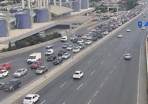 На ряде улиц и проспектов Баку затруднено движение транспорта