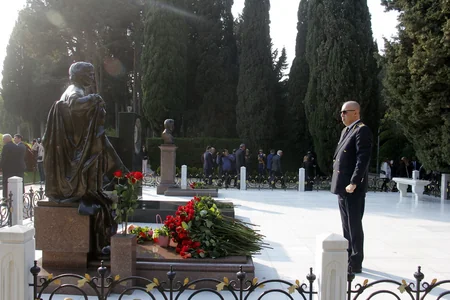 Bakı Metropoliteni”nin kollektivi Ümummilli Lider Heydər Əliyevin məzarını ziyarət edib