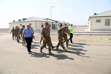 ​Azərbaycanın müdafiə naziri cəbhəboyu zonada yerləşən hərbi hissələrdə olub