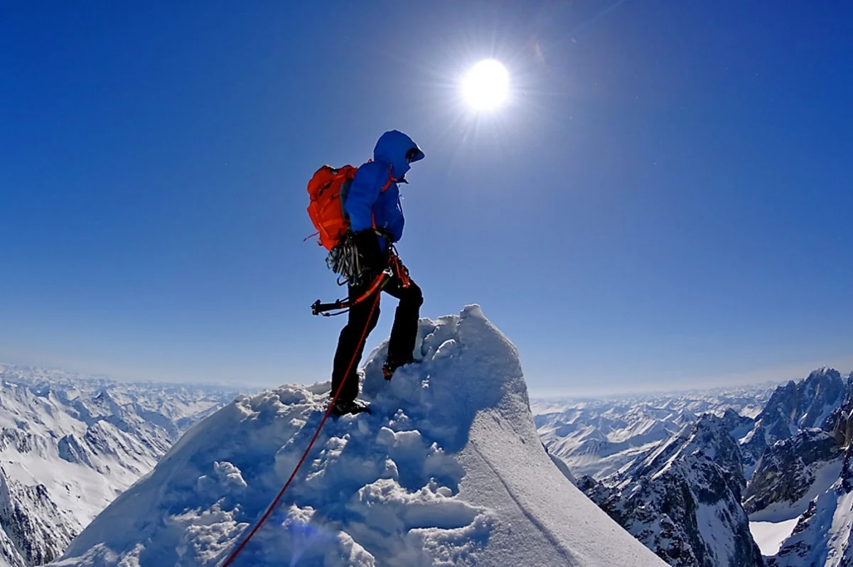 İtkin düşmüş alpinistlərdən biri polis zabitidir - FOTO