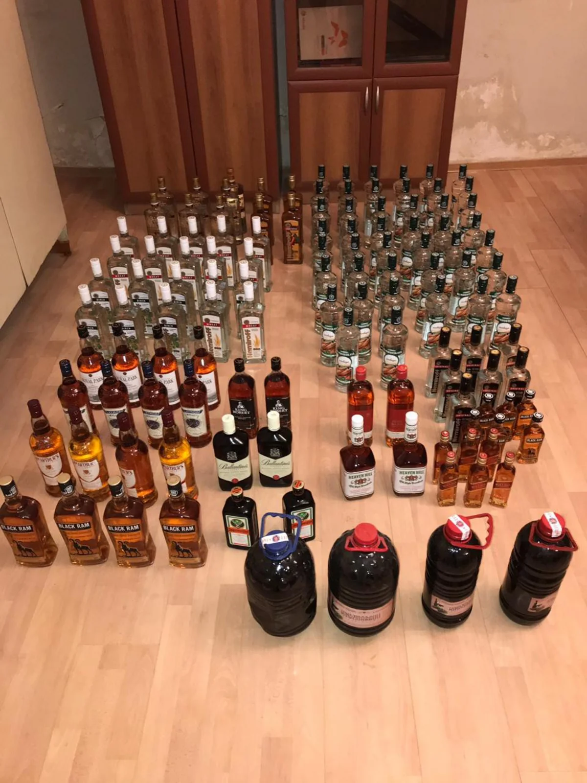 Gömrükçülər xeyli miqdarda aksiz markasız spirtli içki aşkarlayıblar